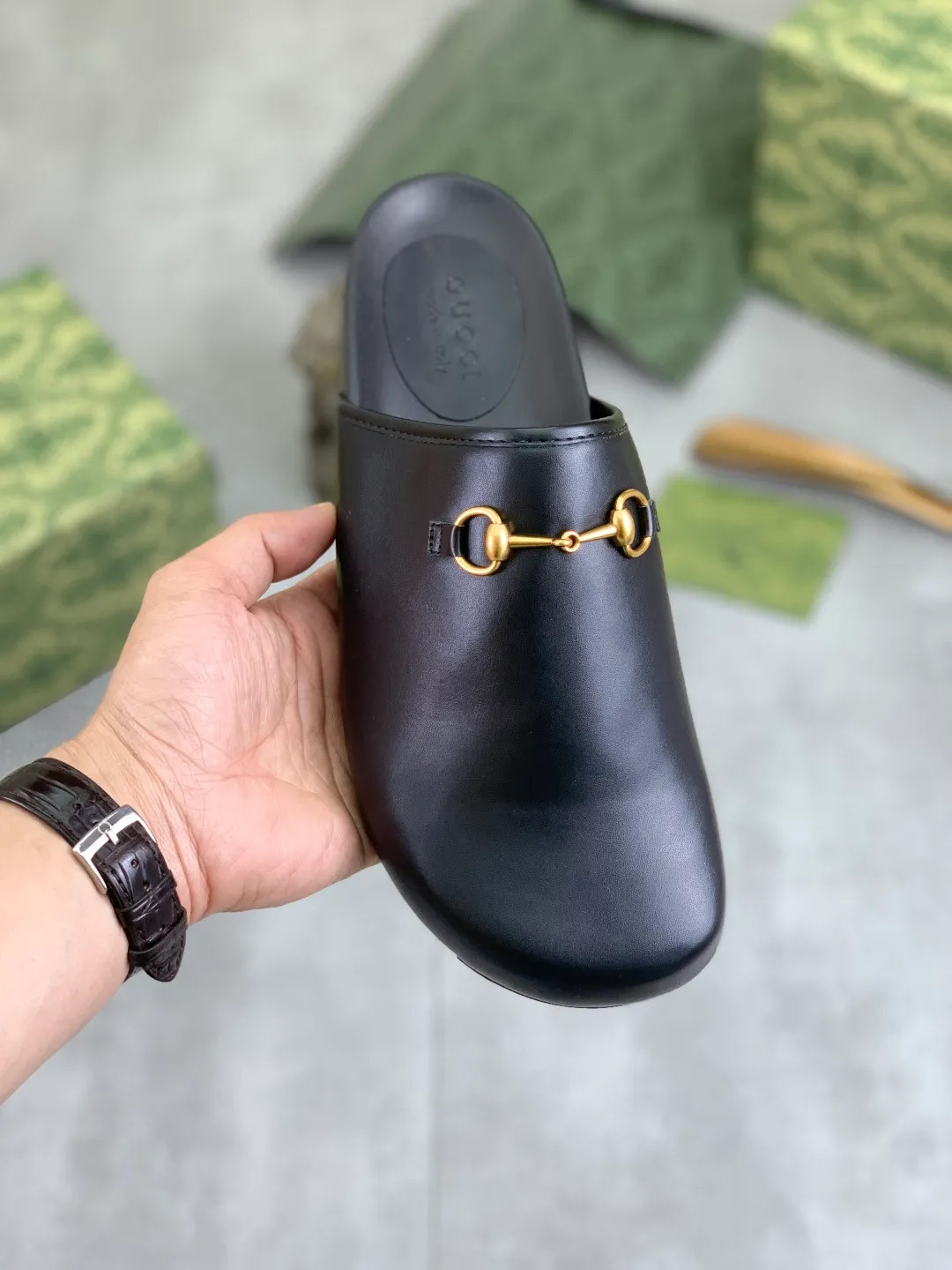 Men's shoes💰P340 💰[New model] Gucci half-drag business leather shoes hot selection (Gucci) official website latest Gucci half-drag business leather shoes, hot style 💥The version is simple and elegant, exclusive for trendy men. Unique official website latest brand original double G Embossed elements 👑 Original Gucci decoration, fashionable and elegant, original calfskin fabric ✅ Fully imported first-layer cowhide lining, wear-resistant, rubber business outsole specified on the official website, actual shot of the classic model at the counter 🎬 Size: 35-44 5⃣️colors available